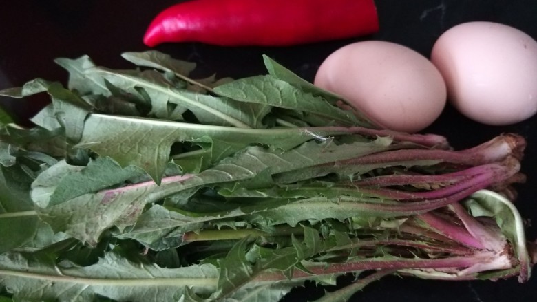 野菜鸡蛋饼,准备<a style='color:red;display:inline-block;' href='/shicai/ 3699'>蒲公英</a>一把,鸡蛋两个