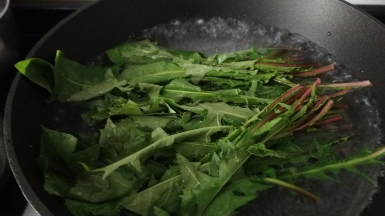 野菜鸡蛋饼,把蒲公英在开水了焯烫一下,去掉野菜中的大量草酸