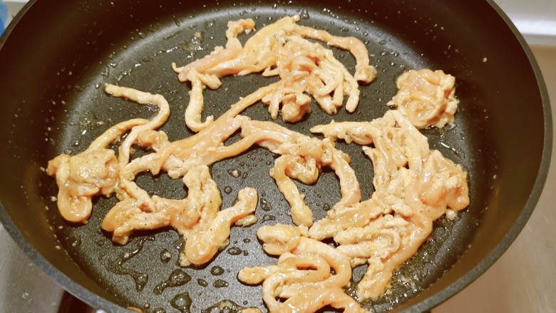 葱爆肉丝,起油锅放入食用油,油热后放入肉丝滑炒变色。