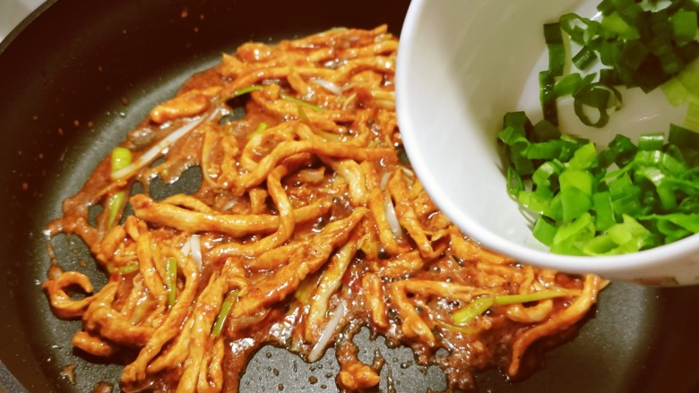 葱爆肉丝,放入小葱碎,翻拌均匀即可关火出锅。