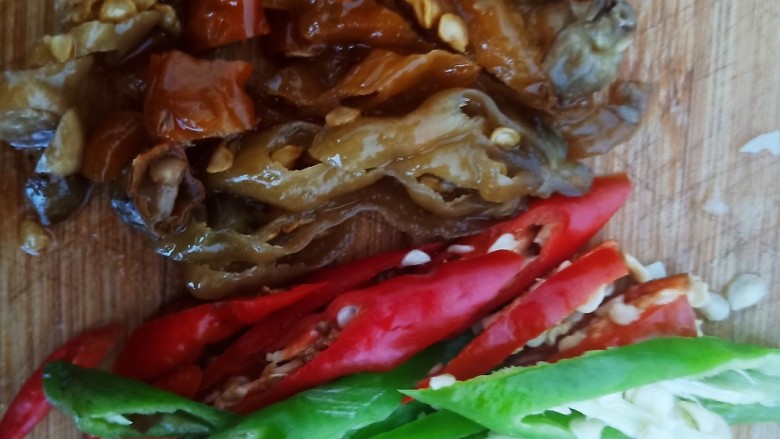 牛肉炒笋片,辣椒,<a style='color:red;display:inline-block;' href='/shicai/ 703'>泡椒</a>切碎。