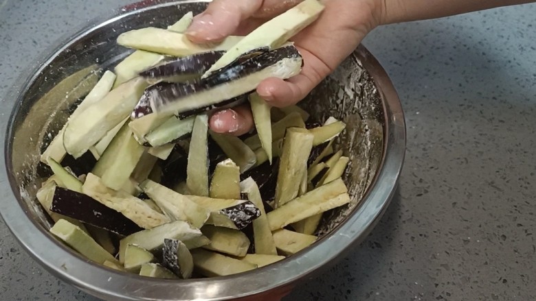 鱼香茄子盖饭,抖落均匀,让茄子轻轻粘上一层淀粉