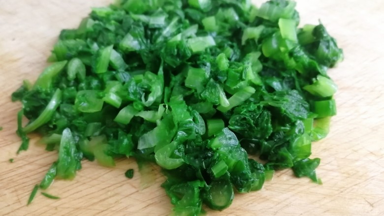 莴笋叶鸡蛋饼,过凉水攥干,切碎。