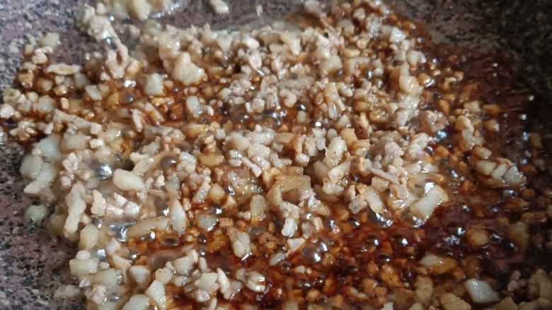 香菇卤肉饭,再放上<a style='color:red;display:inline-block;' href='/shicai/ 692'>酱油</a>,蚝油也可以少放点,提鲜的。炒匀