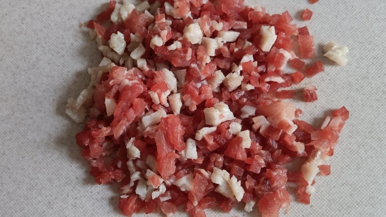 香菇卤肉饭,<a style='color:red;display:inline-block;' href='/shicai/ 414'>猪肉</a>也切成丁。这里最好是三肥七瘦,不要全放瘦肉,吃起来不香,口感也不太好,一定要加点肥肉才好吃