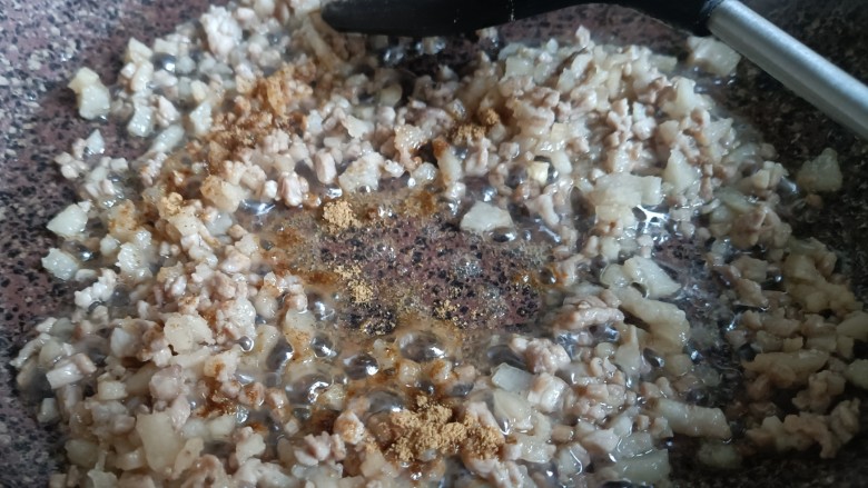 香菇卤肉饭,炒到肉变色后放入<a style='color:red;display:inline-block;' href='/shicai/ 829'>十三香</a>,继续炒一炒
