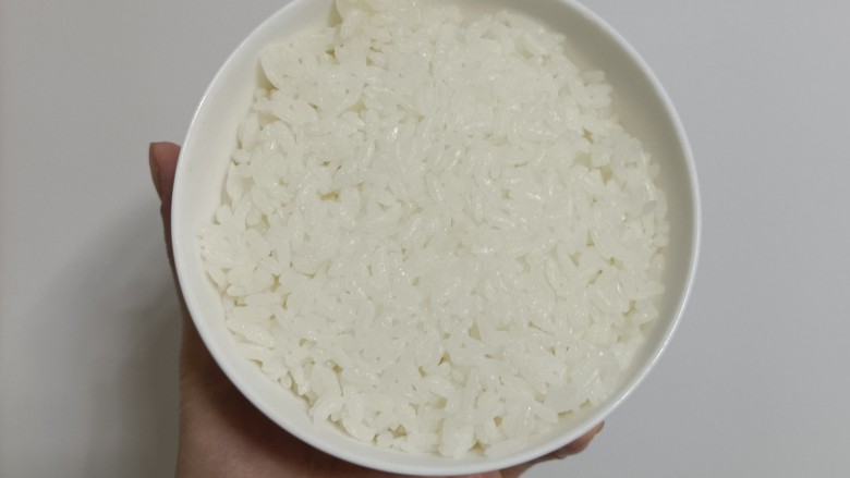 香菇卤肉饭,把米饭盛到碗里,用饭勺压压实