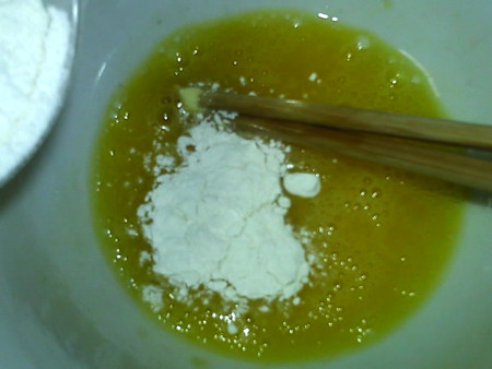 野菜鸡蛋饼,一边加入面粉一边搅拌,成均匀面糊。