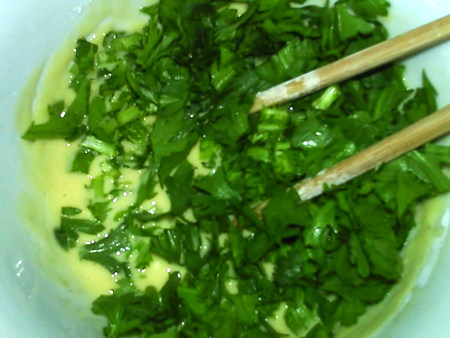 野菜鸡蛋饼,倒入茼蒿,拌匀,