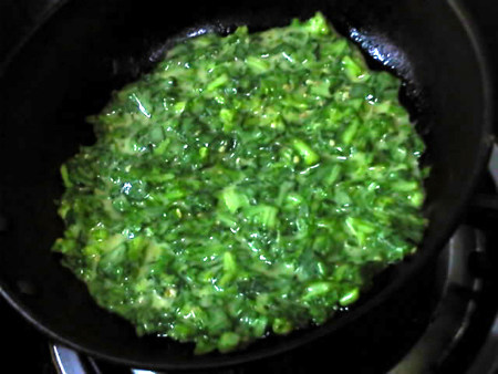 野菜鸡蛋饼,取适量茼蒿糊，摊开成薄饼。