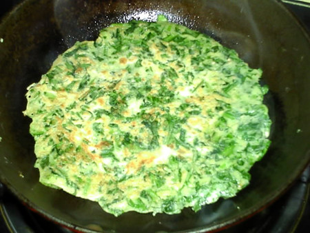 野菜鸡蛋饼,底面煎黄,翻面,再煎熟秒,