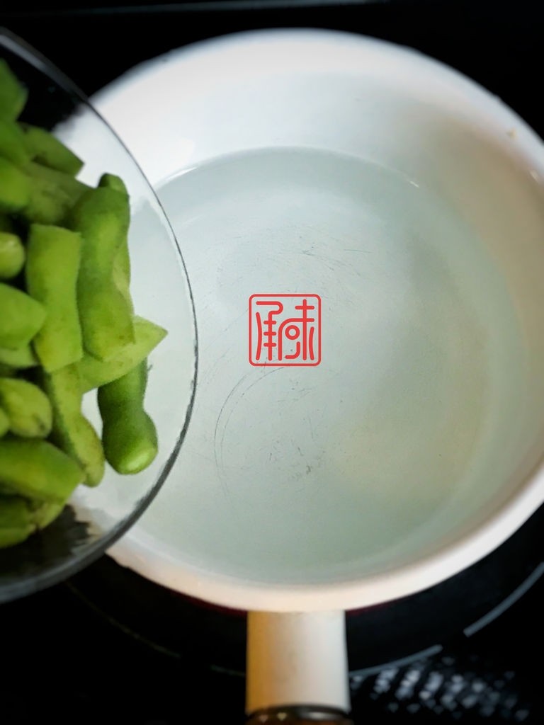 水煮毛豆不够劲,酸酸辣辣才够味,2、沸水煮毛豆,水开后放盐,煮5-6分钟,记住一定不能超过6分钟,豆子就软了不好吃,颜色也会发黄。