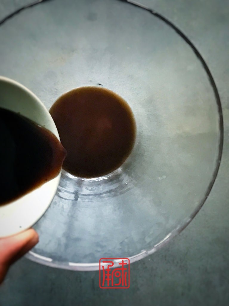 水煮毛豆不够劲,酸酸辣辣才够味,4、加入<a style='color:red;display:inline-block;' href='/shicai/ 212644'>镇江醋</a>。