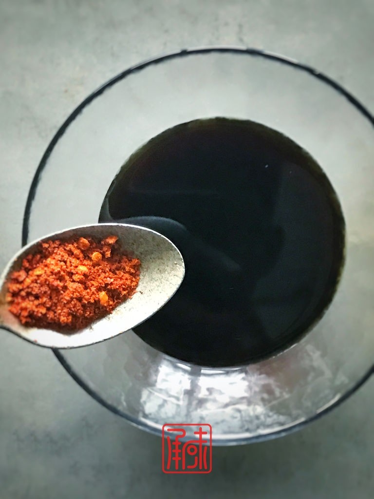水煮毛豆不够劲,酸酸辣辣才够味,7、加入<a style='color:red;display:inline-block;' href='/shicai/ 761'>辣椒粉</a>。