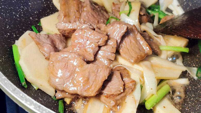 牛肉炒笋片,加入牛肉片