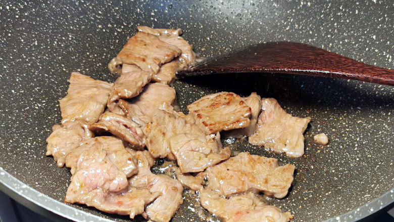 牛肉炒笋片,翻炒片刻,八成热的时候捞出