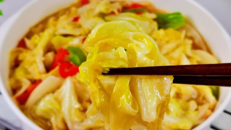 双椒手撕包菜,好吃不胖,停不下来。