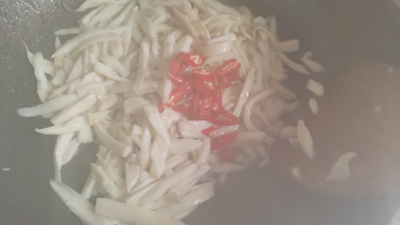 干煸手撕杏鲍菇,炒至杏鲍菇变软,下入小米椒翻炒均匀