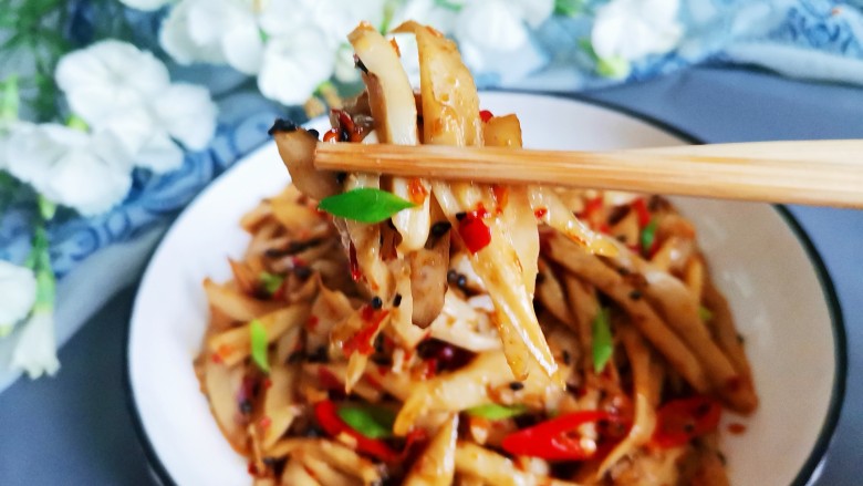 干煸手撕杏鲍菇,撒上葱花即可出锅，香辣下饭的干煸手撕杏鲍菇就做好了