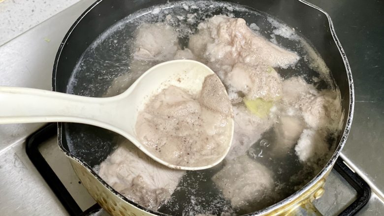 苦瓜黄豆猪骨汤,清热解暑,夏天喝一碗,清爽不油腻,水开后,撇去血沫,把猪骨用温水洗净。