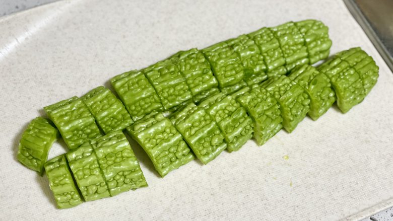苦瓜黄豆猪骨汤,清热解暑,夏天喝一碗,清爽不油腻,再切成块。