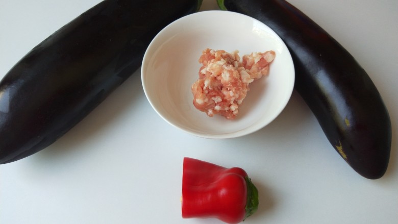 鱼香茄子,准备食材:猪肉馅,茄子,小米辣