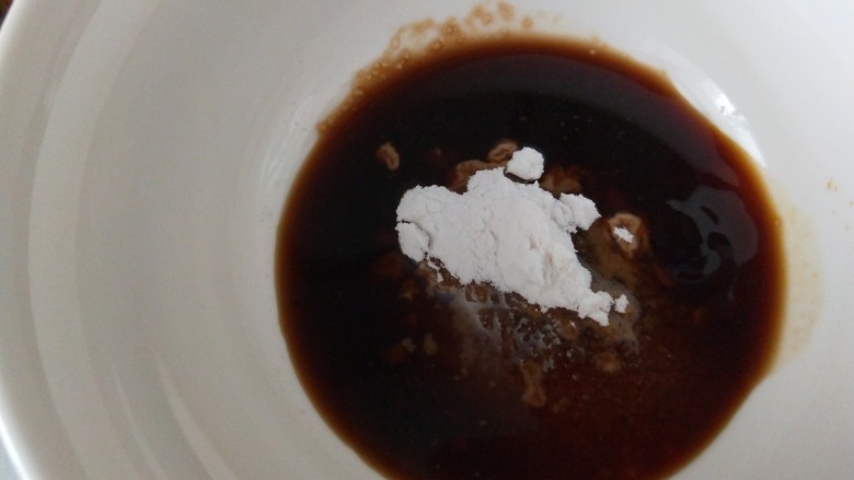 鱼香茄子,调一个料汁:准备适量生抽,蚝油,淀粉