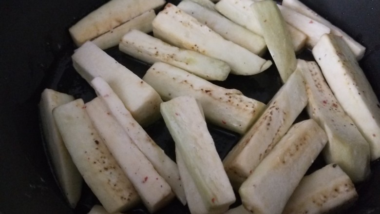 鱼香茄子,起锅烧油,油热后下入茄子
