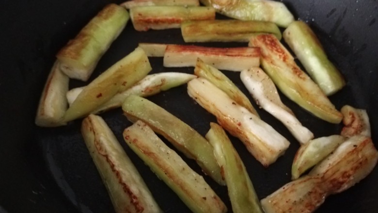 鱼香茄子,中小火煎至金黄捞出