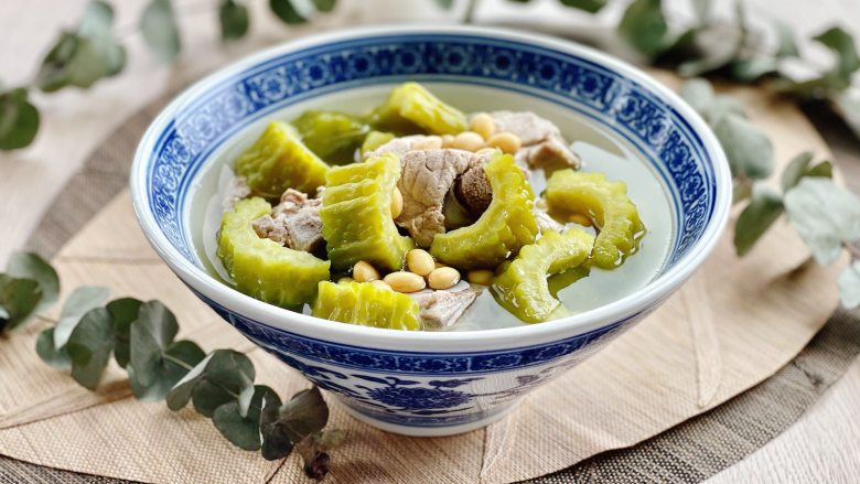 苦瓜黄豆猪骨汤,清热解暑,夏天喝一碗,清爽不油腻,出锅后根据自己的口味加盐拌匀后就可以享用啦!