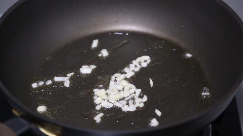 皮蛋豆腐汤,锅里烧热油,爆香蒜末