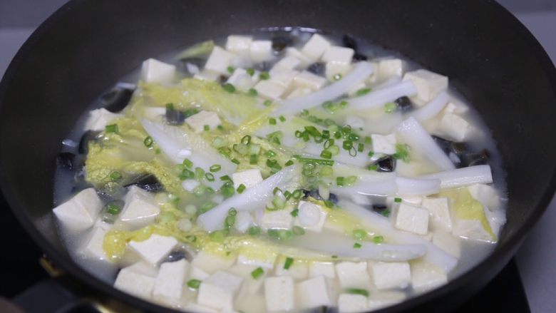 皮蛋豆腐汤,出锅前撒葱花即可