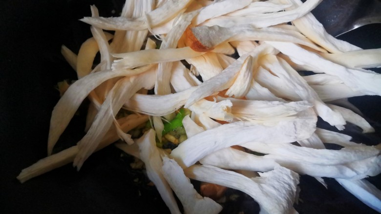 干煸手撕杏鲍菇,加入杏鲍菇,翻炒至收缩出汁
