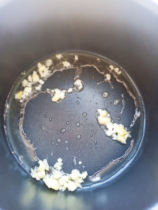干煸手撕杏鲍菇,锅中放略多的油,加入蒜末爆香。