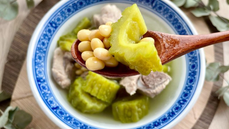 苦瓜黄豆猪骨汤,清热解暑,夏天喝一碗,清爽不油腻,来一碗,清热解毒哦~