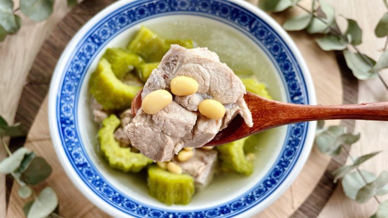 苦瓜黄豆猪骨汤,清热解暑,夏天喝一碗,清爽不油腻,营养美味又健康!