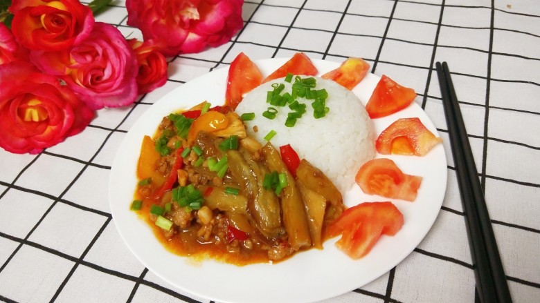 鱼香茄子盖饭,把炒好的鱼香茄子浇在米饭上,这样一道美味的鱼香茄子盖饭就做好了。