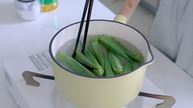 秋葵煎蛋(鸡蛋饼),秋葵焯熟