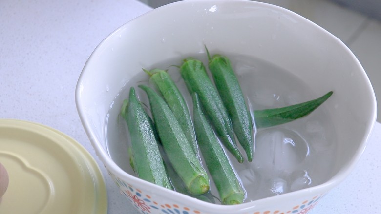 秋葵煎蛋(鸡蛋饼),过冷水