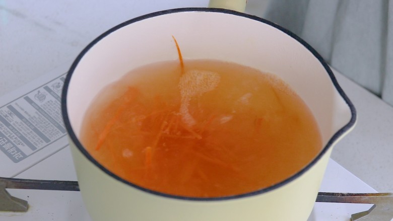 秋葵煎蛋(鸡蛋饼),胡萝卜丝也焯熟