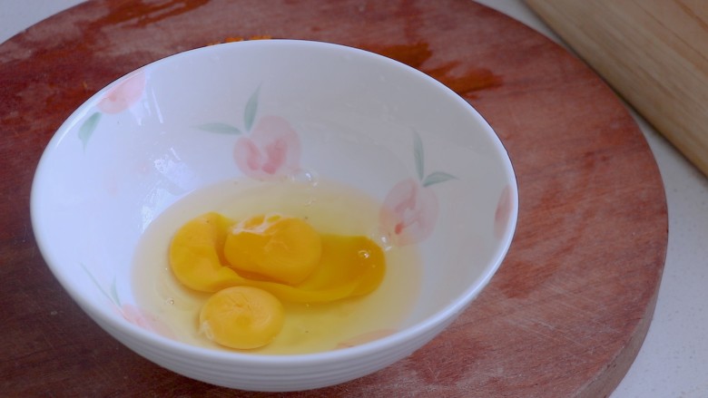 秋葵煎蛋(鸡蛋饼),准备3个<a style='color:red;display:inline-block;' href='/shicai/ 9'>鸡蛋</a>
