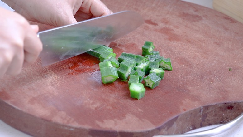 秋葵煎蛋(鸡蛋饼),秋葵切小段