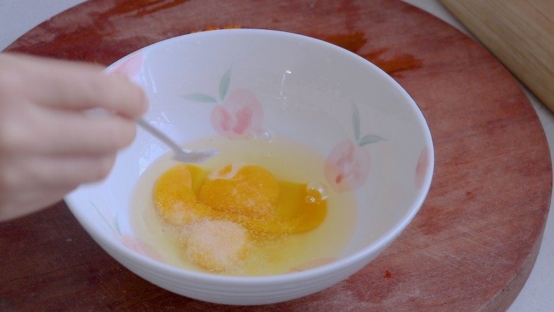秋葵煎蛋(鸡蛋饼),加一小勺盐