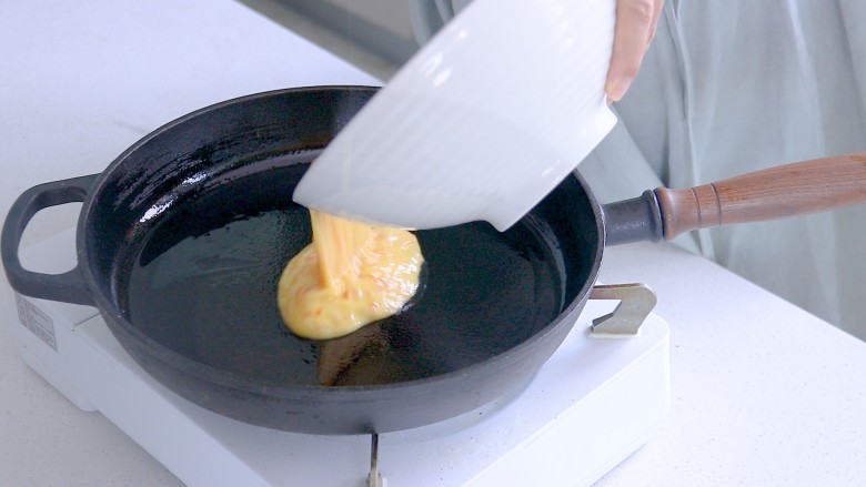 秋葵煎蛋(鸡蛋饼),热火热油倒入面糊