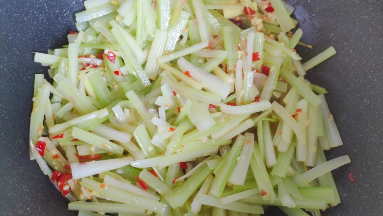 西芹炒香干,加入西芹,翻炒均匀