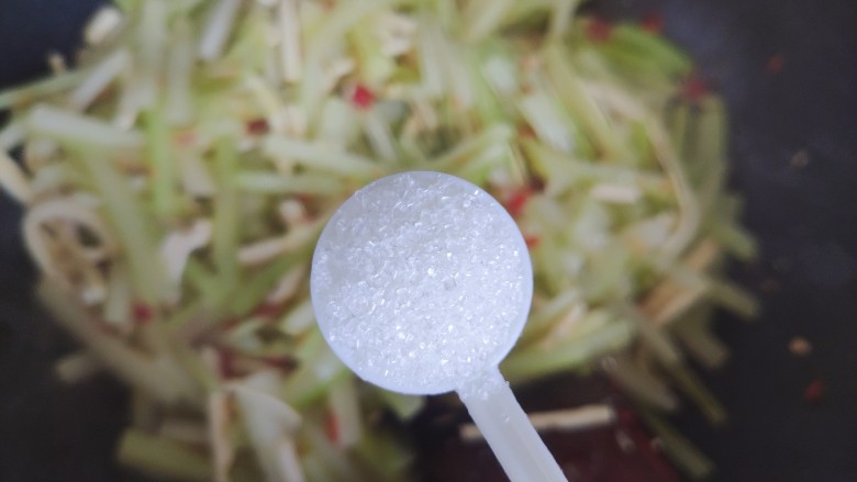 西芹炒香干,加一小勺细砂糖带出鲜味,翻炒均匀即可
