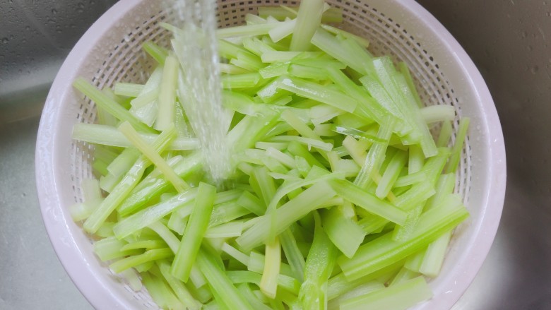 西芹炒香干,捞出,过凉水