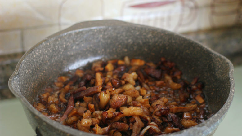 香菇卤肉饭,继续翻炒,倒入20毫升<a style='color:red;display:inline-block;' href='/shicai/ 788'>生抽</a>和10毫升料酒。
