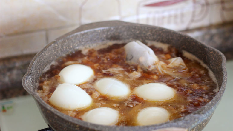 香菇卤肉饭,煮好的<a style='color:red;display:inline-block;' href='/shicai/ 9'>鸡蛋</a>剥壳,放到锅里。