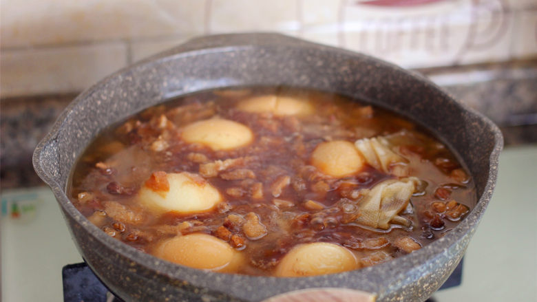 香菇卤肉饭,盖上盖子小火闷烧三十分钟,放入<a style='color:red;display:inline-block;' href='/shicai/ 866'>冰糖</a>和盐调下味,继续再焖烧20分钟即可。